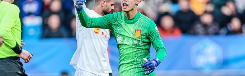 云体育入口-铜梁龙飘了？虎口夺分后 一张海报令球迷从感动到心寒只用72小时