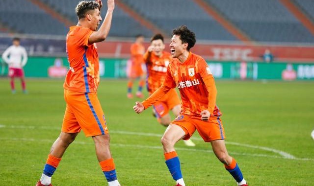 开云网页-【中超】莫伊塞斯点射宋龙百场破门 泰山2比0申花